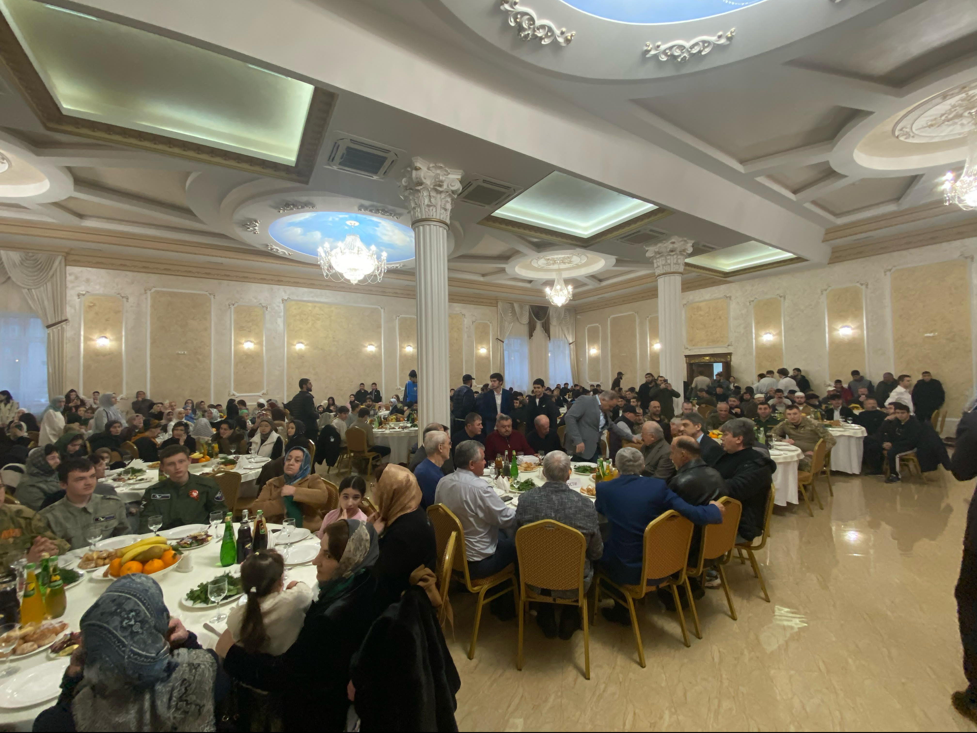 Культурно-просветительский ифтар в месяц Рамадан в честь года защитников Отечества, памяти героев и 80-летия Великой Победы провели в Ставрополье